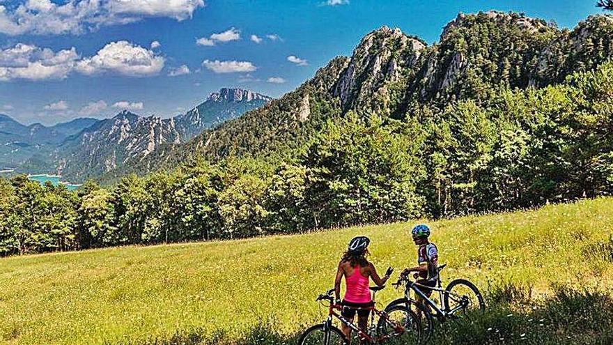 Dos ciclistes fan turisme a la vall de Lord