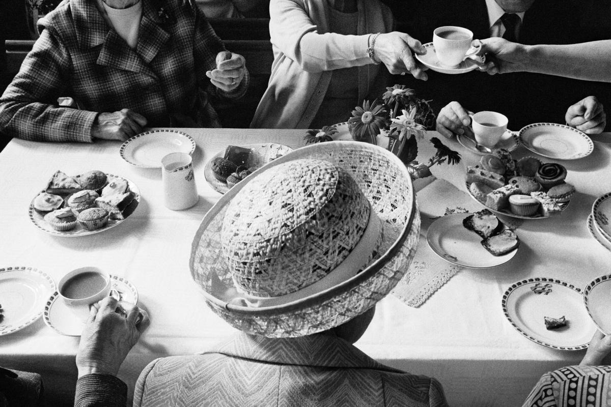 ICULT FOTOGRAFIES DE L'EXPOSICIÃ? 'LOS INCONFORMISTAS' DE MARTIN PARR. FAREM UNA FOTONOT AVUI, POTSER ALGUNA ALTRE COSA QUAN VINGUI PEL JUNY GB. England. West Yorkshire. Yorkshire. Boulderclough Methodist Chapel. Anniversary Tea. 1978. No Photograph or digital file may be reproduced, cropped or modified (digitally or otherwise), and its caption may not be altered without prior written agreement from the photographer or a Magnum representative