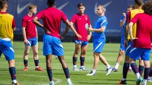 Sergi Barjuan da instrucciones a sus jugadores, papel en mano, en la previa del choque de Sevilla