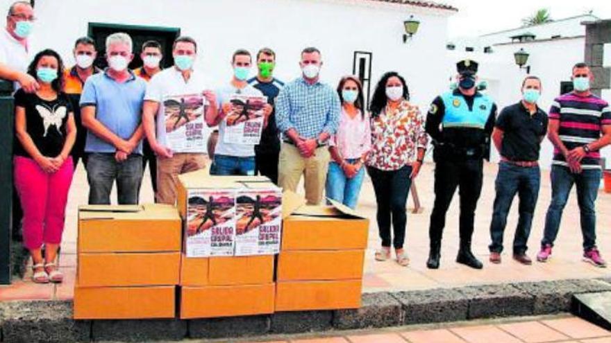 Albi Cedrés, en el centro, junto al alcalde de Yaiza, concejales y cuerpos que apoyaban la iniciativa.