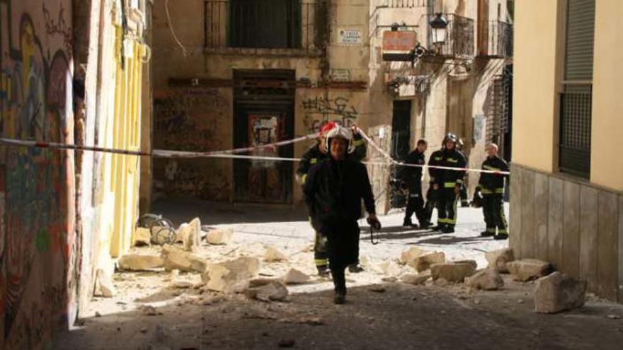 La caída de la cornisa del balcón ocurrió cuando la zona estaba ya acotada.