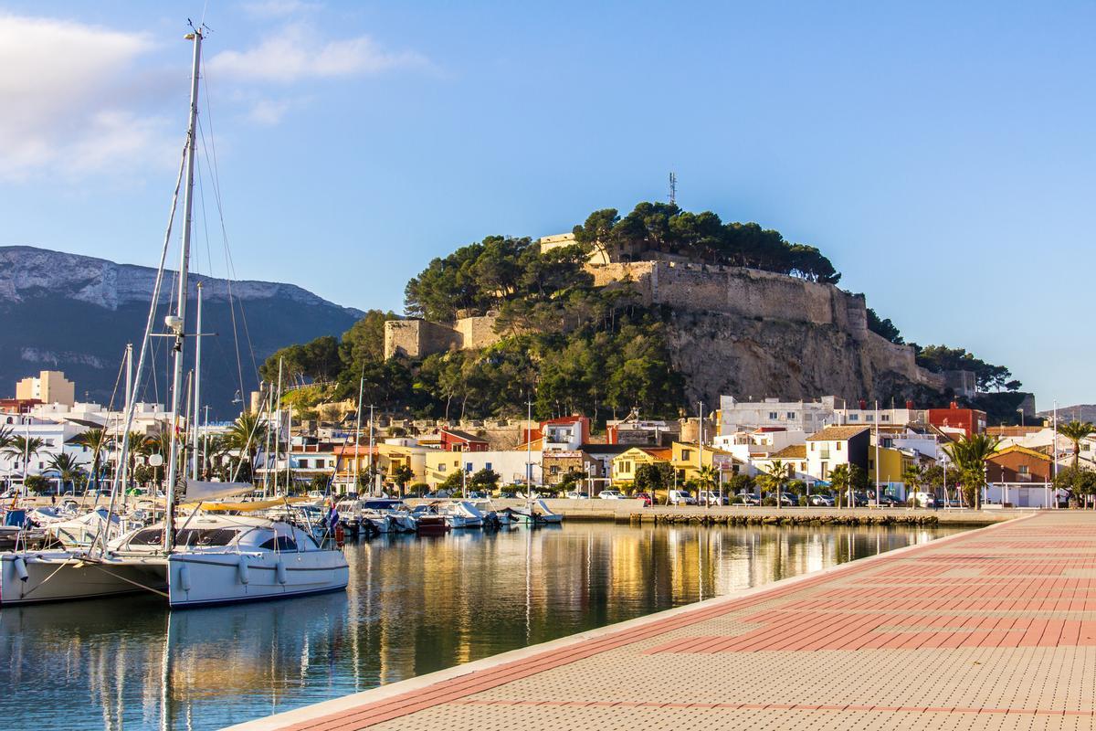 El Castillo de Dénia sobre el Puerto Marina