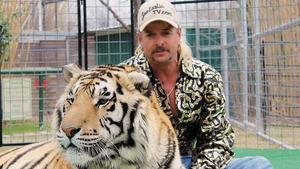 Joe Exotic junto a unos de sus más de 200 tigres, antes de su chaladura final.