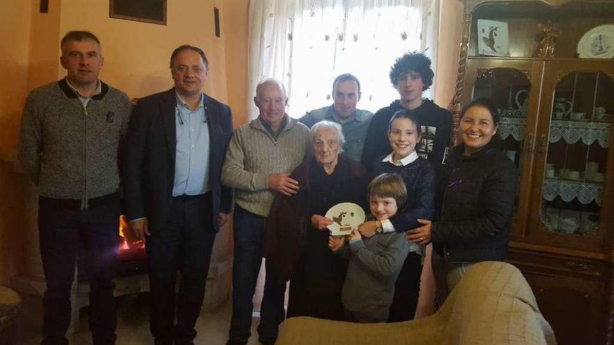 María Alonso posa con familiares, con el alcalde Jesús Otero y la edil Beatriz Iglesias.