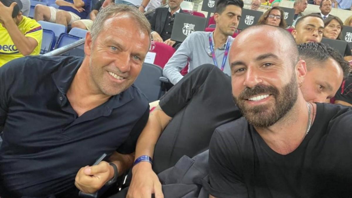 Hansi Flick, con Marc Crosas en el Camp Nou