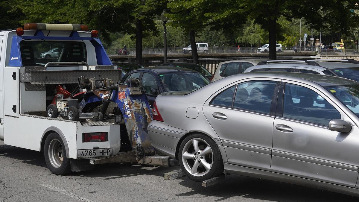 Una imatge d’arxiu d’una  grua municipal emportant-se  un cotxe mal estacionat a Girona.