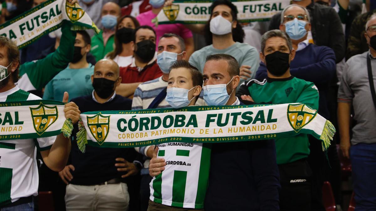 Aficionados del Córdoba Futsal en el partido disputado ante Osasuna en Vista Alegre.