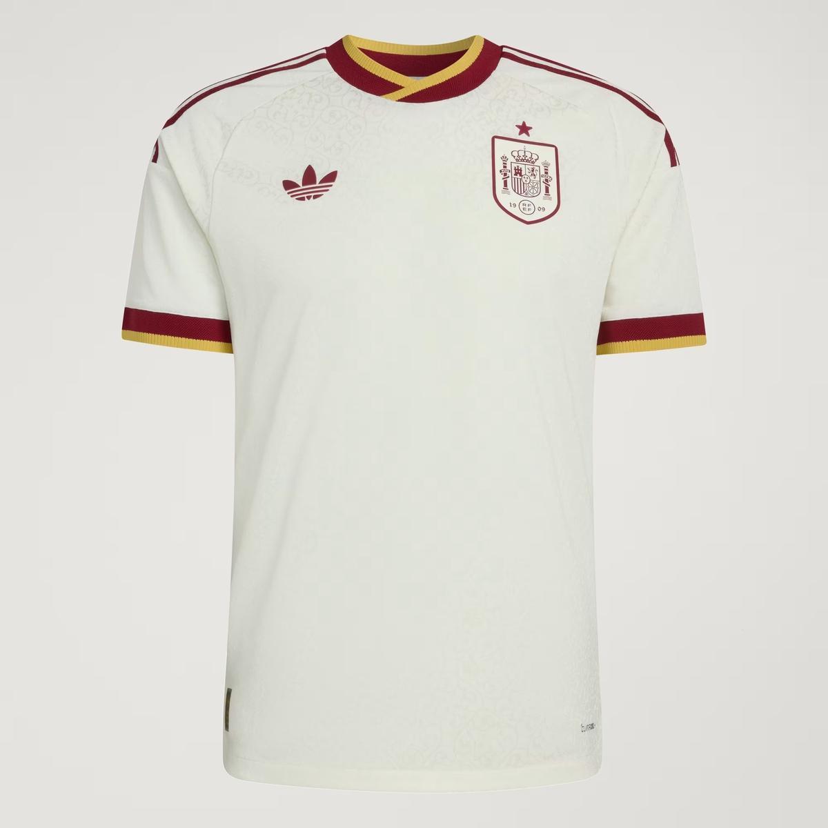 La  ya icónica camiseta de la segunda equipacion de España, agotada prácticamente en todas partes