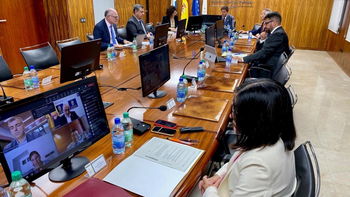 Los consejeros del Puerto de Las Palmas durante la reunión.