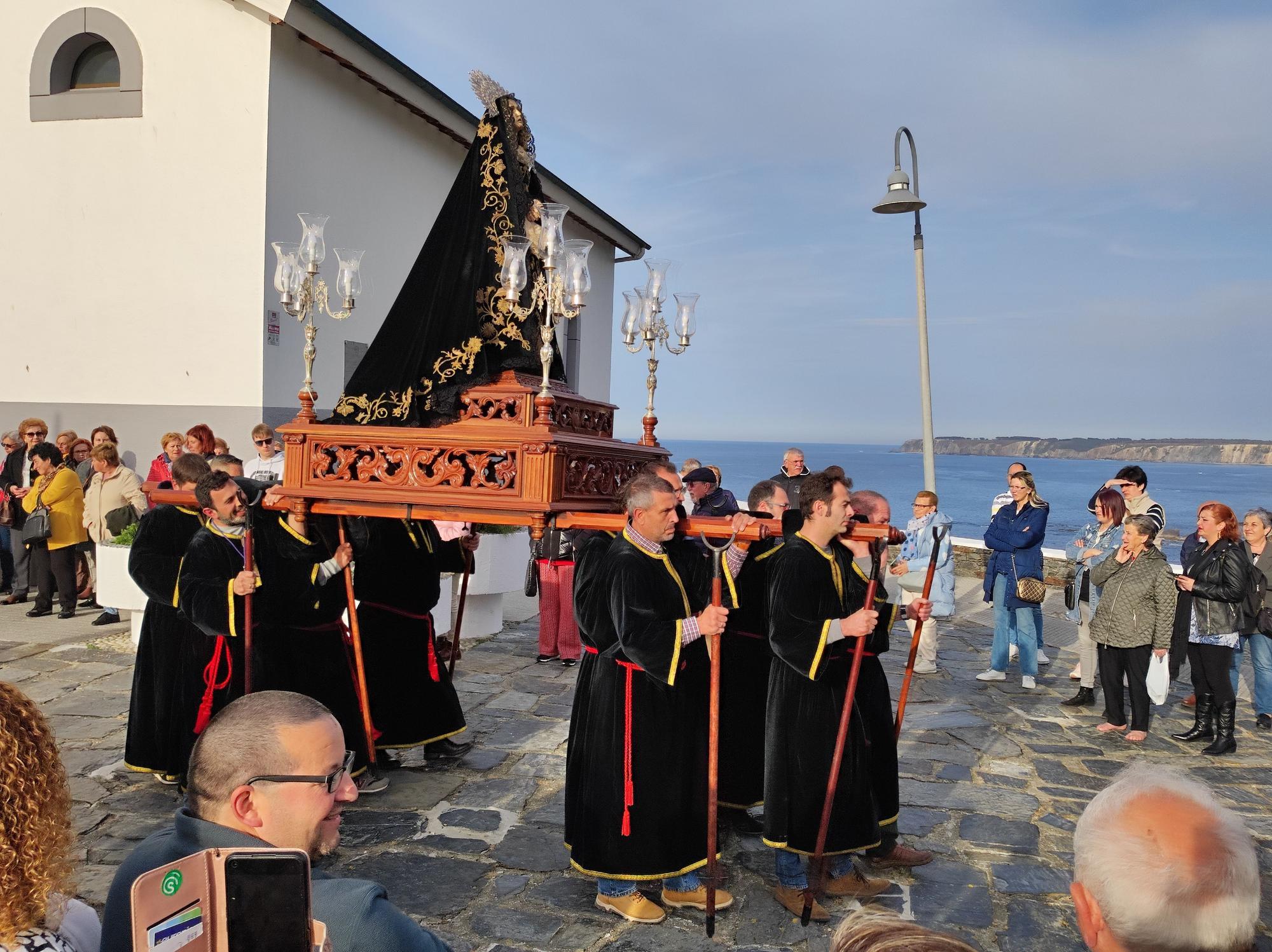 Así fue la procesión de bajada que abre la Semana Santa de Luarca