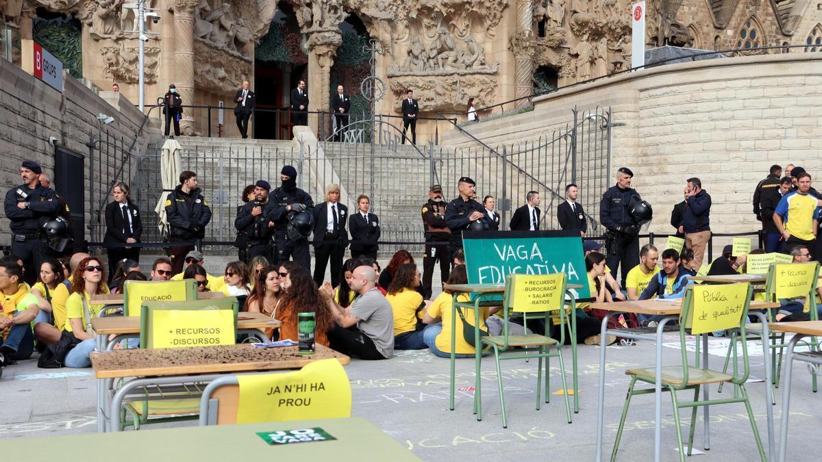 Taules i cadires davant la façana del Naixement de la Sagrada Família, en una protesta dels docents que en bloqueja l'entrada, en el marc d'una jornada de vaga educativa al Barcelonès