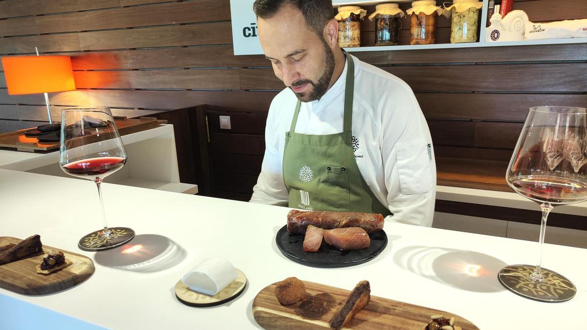 Aitor López, tras la barra del restaurante Citrus del Tancat.