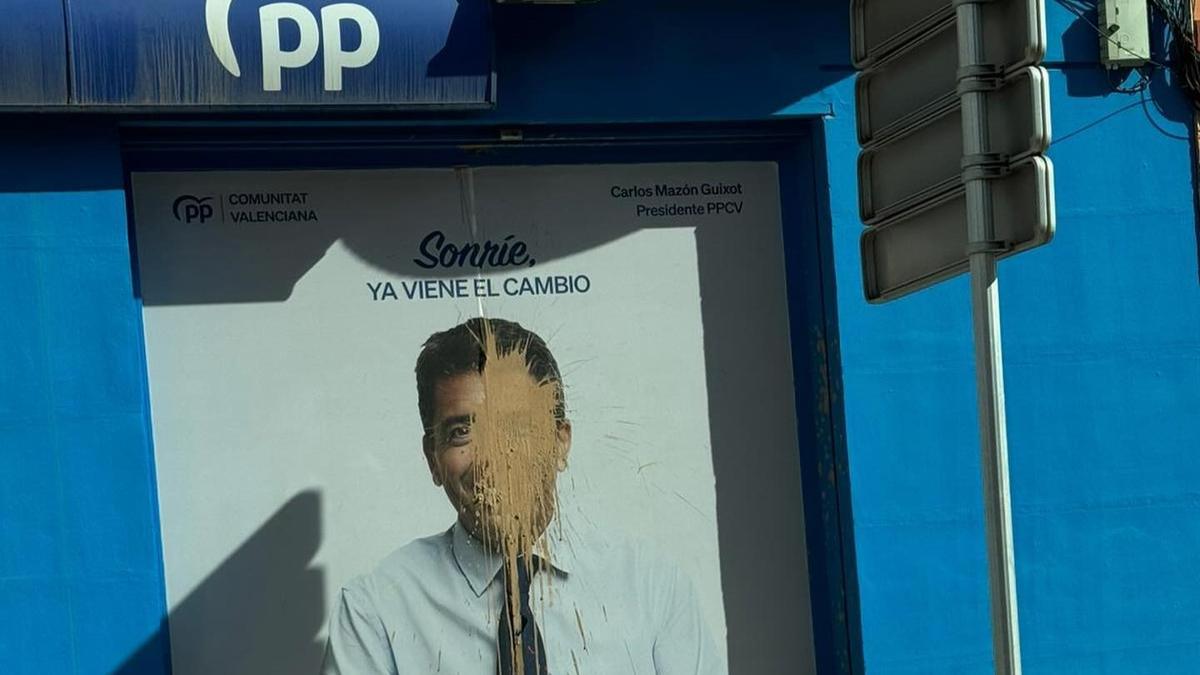 La sede del PP en Moncada, vandalizada con barro en la cara de Mazón.