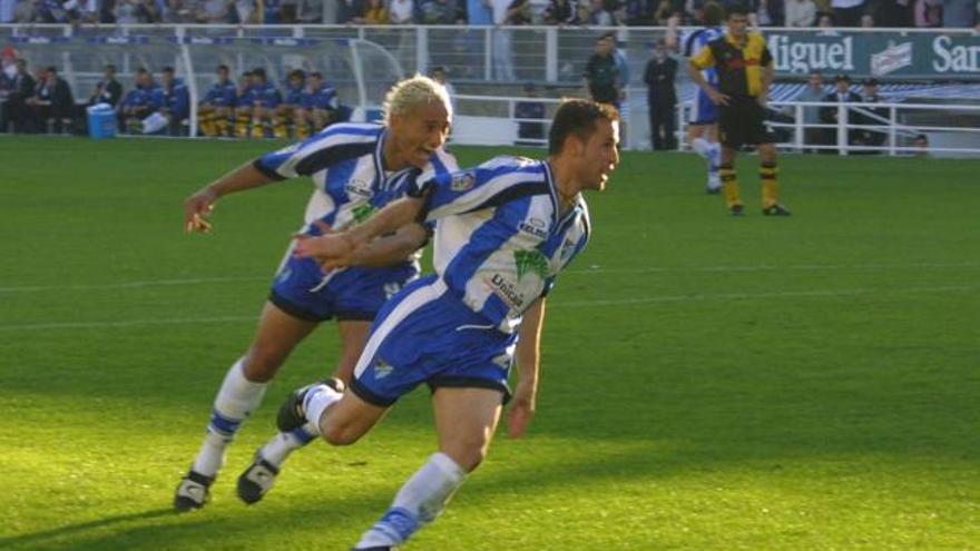 Gol. Darío Silva y Sandro celebran un gol marcado al Zaragoza por el mediapunta tinerfeño en la temporada 2000/2001.