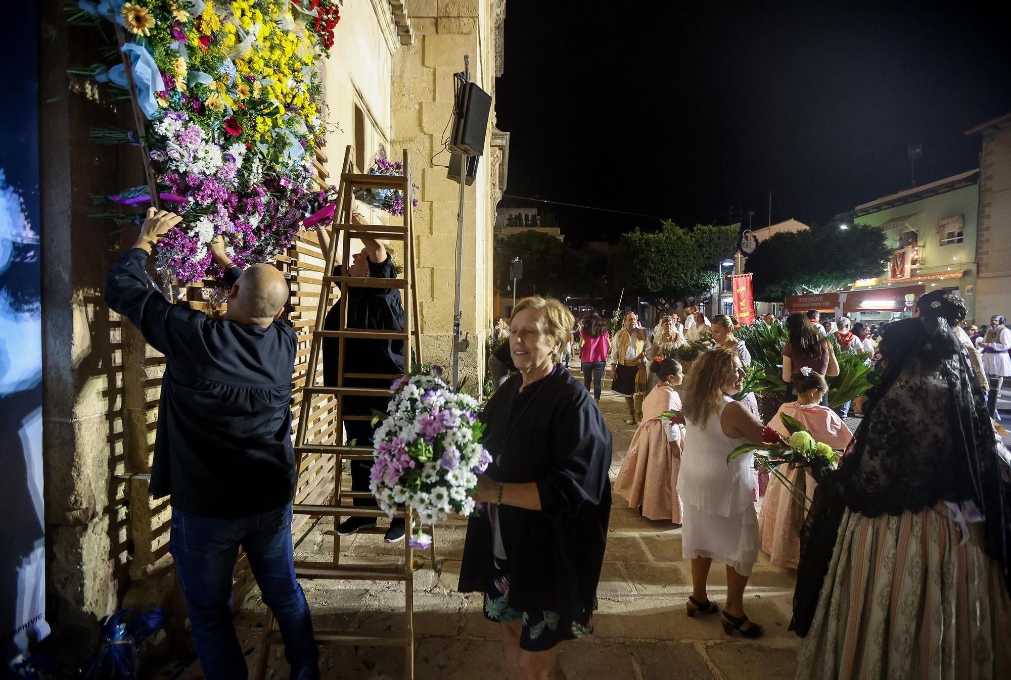 Ofrenda de flores y alimentos en honor al Cristo de la Paz por las fiestas de Sant Joan