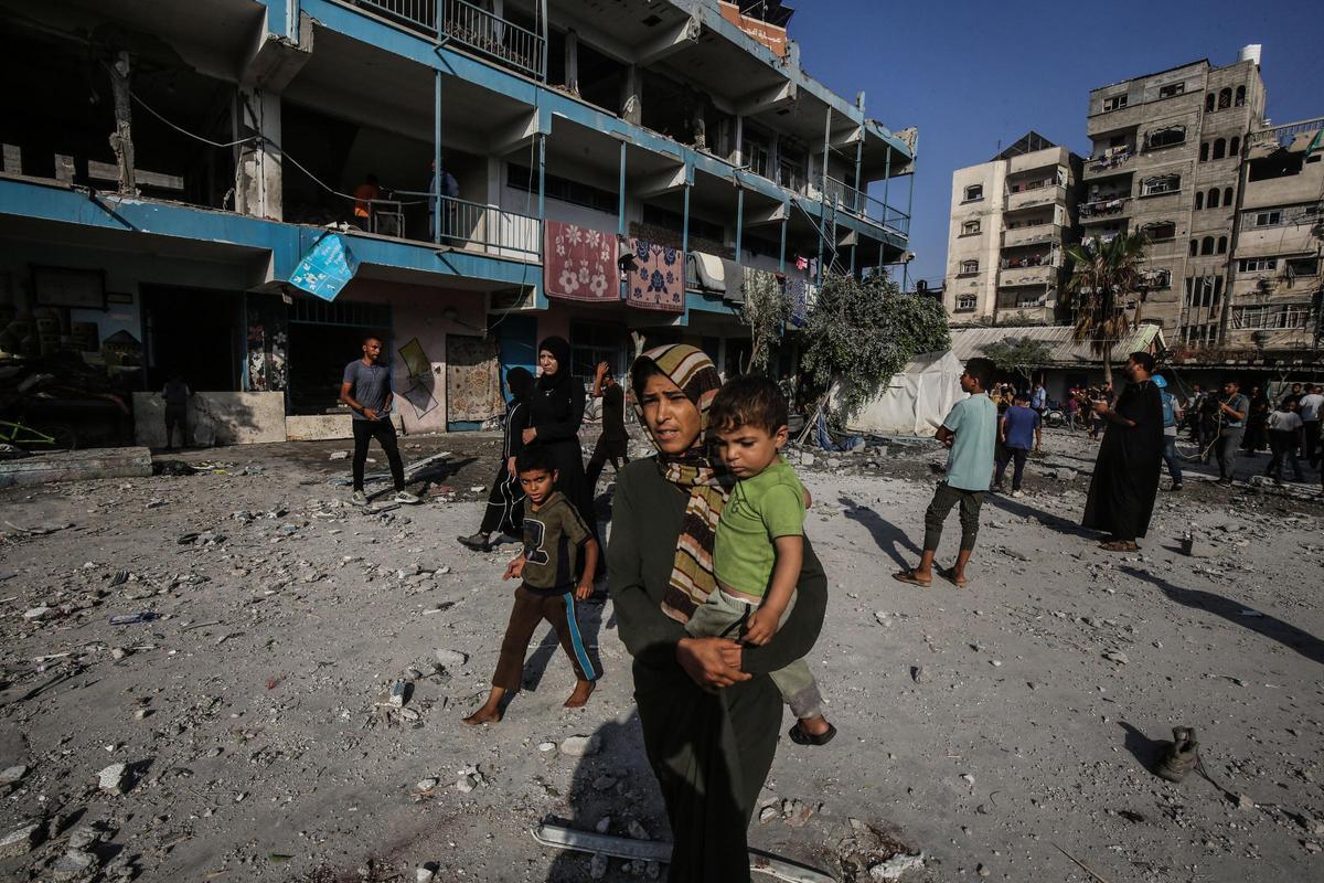 Palästinenser begutachten die Schäden nach einem israelischen Angriff auf eine vom UN-Palästinenserhilfswerk UNRWA betriebene Schule im Flüchtlingslager Nuseirat.