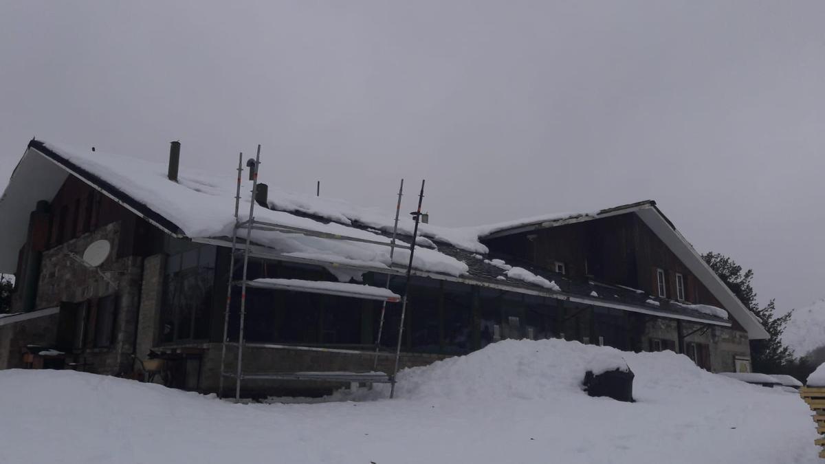 El exterior del refugio de Brañagallones, en pleno invierno
