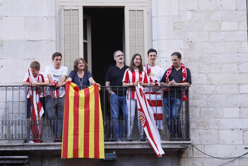 Parlaments dels jugadors del Girona al balcó de l'ajuntament