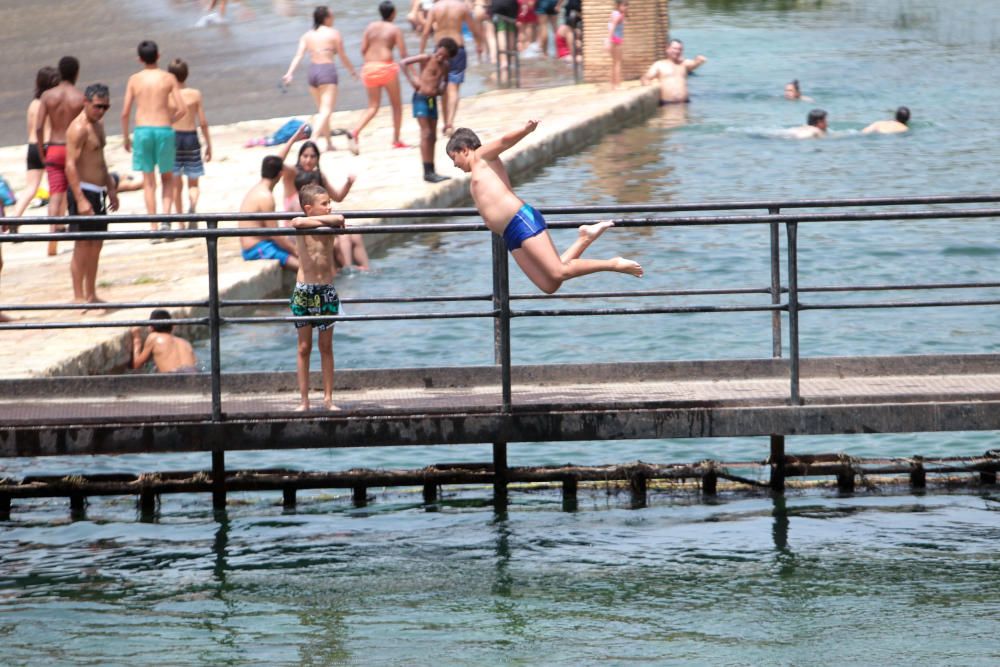 Los bañistas acuden al Assut d'Antella aunque el baño está prohibido