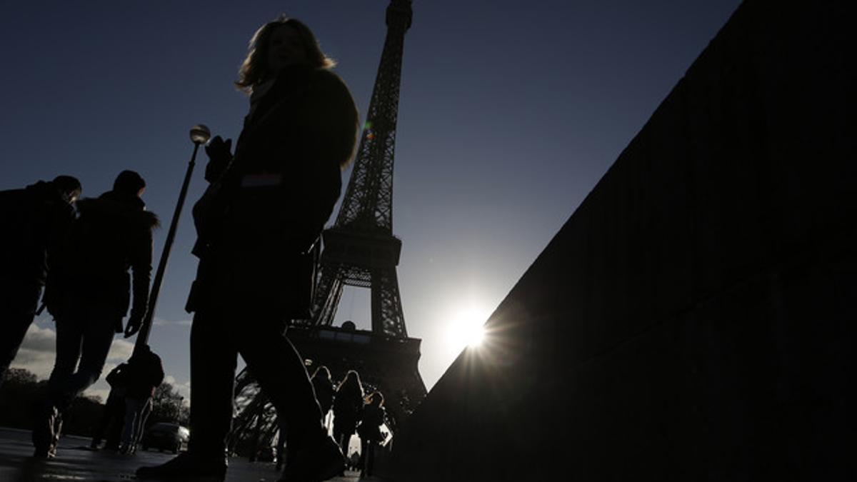 Gente paseando cerca de la Torre Eiffel, el pasado sábado, en París.