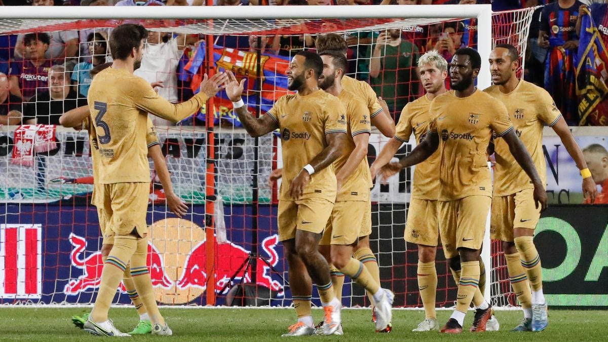 Piqué felicita a Memphis después de que anotara el 0-2.