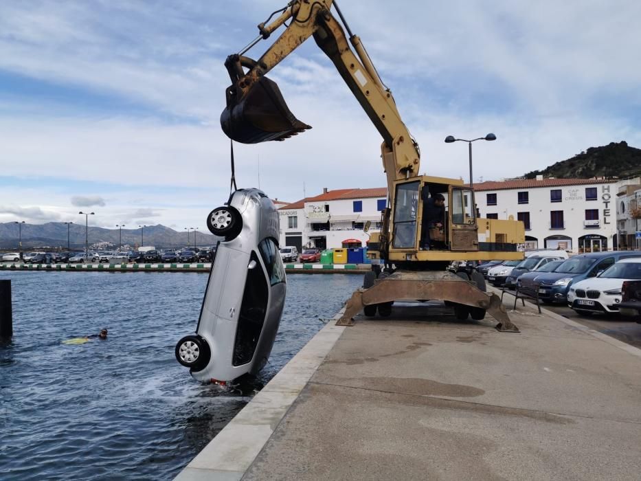 La grua rescata un cotxe al Port de la Selva