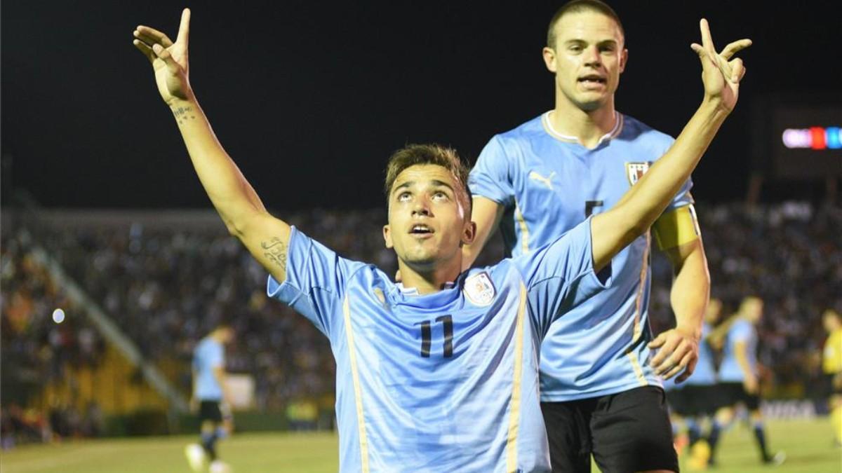 Franco Acosta, celebrando un gol de Uruguay, con Nahitan Nández