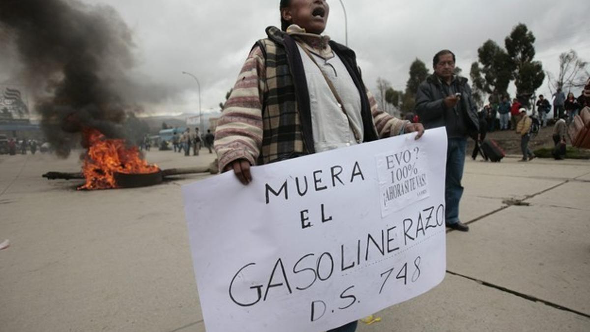 Una mujer protesta contra el incremento del precio de los carburantes, este miércoles, en la ciudad boliviana de El Alto.