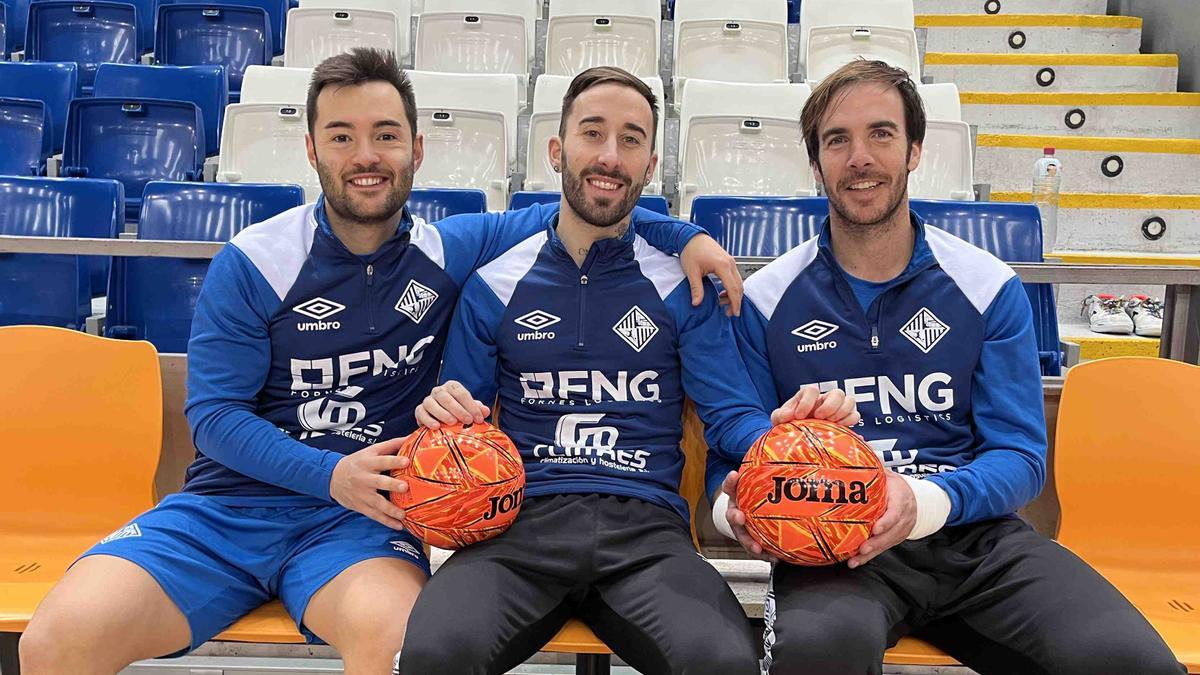 De izquierda a derecha, Saldise, Rivillos y Barrón posan con el balón de la Copa de España.