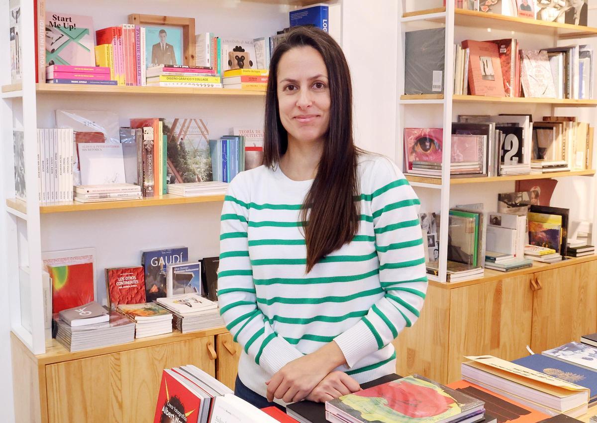 Iria Costas, la responsable de la librería especializada en el interior del MARCO, Lasal Books.