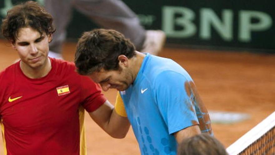 Nadal abraza a su contrincante, Juan Martín del Potro.