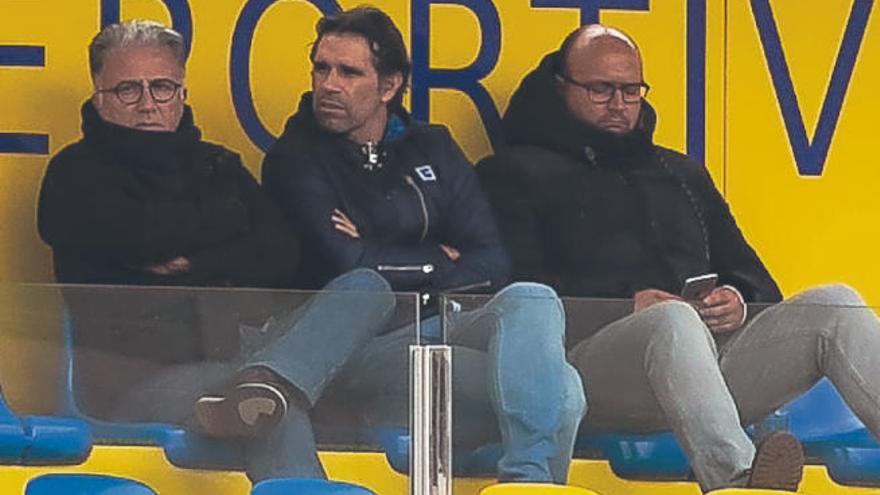 Juan Carlos Valerón (centro), Manuel Rodríguez (izquierda) y Roberto Arocha, el sábado en el Anexo mientras ven el partido de Las Palmas C.