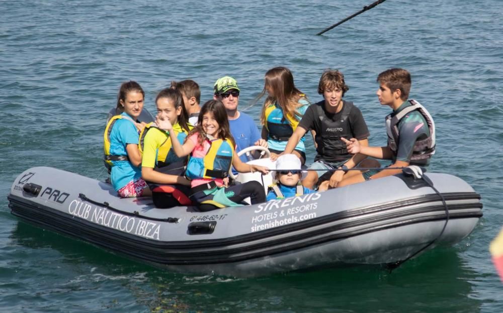 Una treintena de niños y adolescentes participan en la limpieza de fondos marinos programada en la Regata Infantil Marina Ibiza