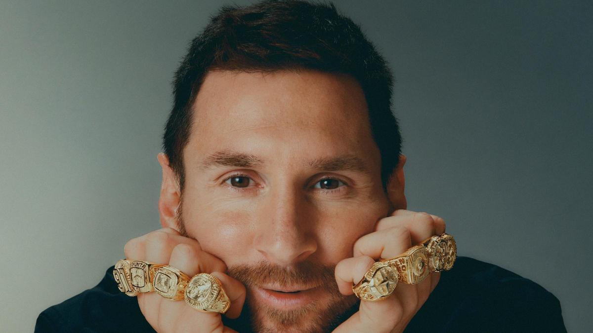 Primer plano de Lionel Messi con los ochos anillos de oro.