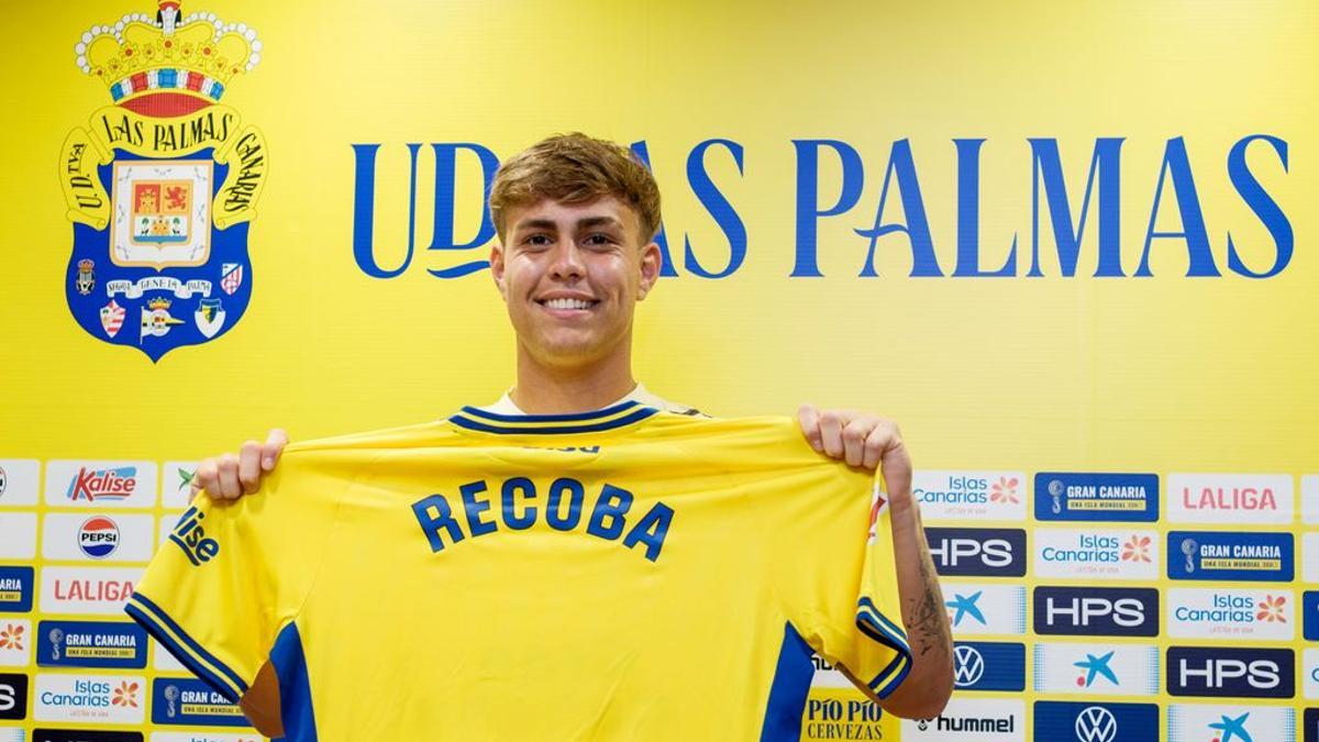 Jere Recobita posa con la elástica del '9' en su presentación.