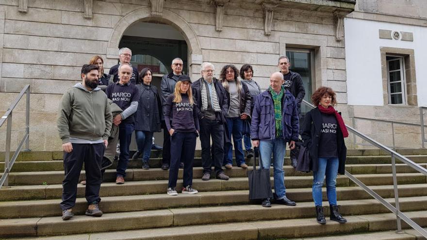 El grupo de críticos, esta mañana ante el museo // Andrea Méndez