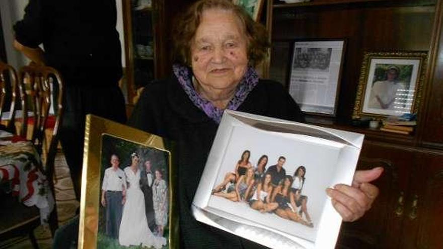 Palmira con la foto de la boda de su nieto Ricardo y del resto.  // E.G.