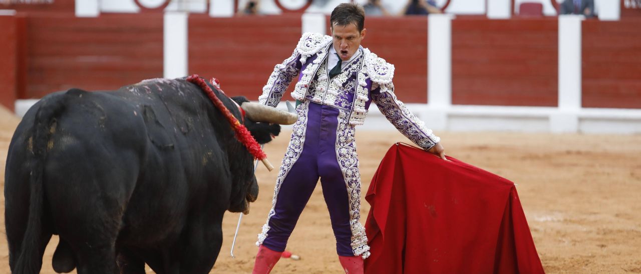 El Juli, lidiando a "Caritativo" el pasado 16 de agosto en El Bibio.
