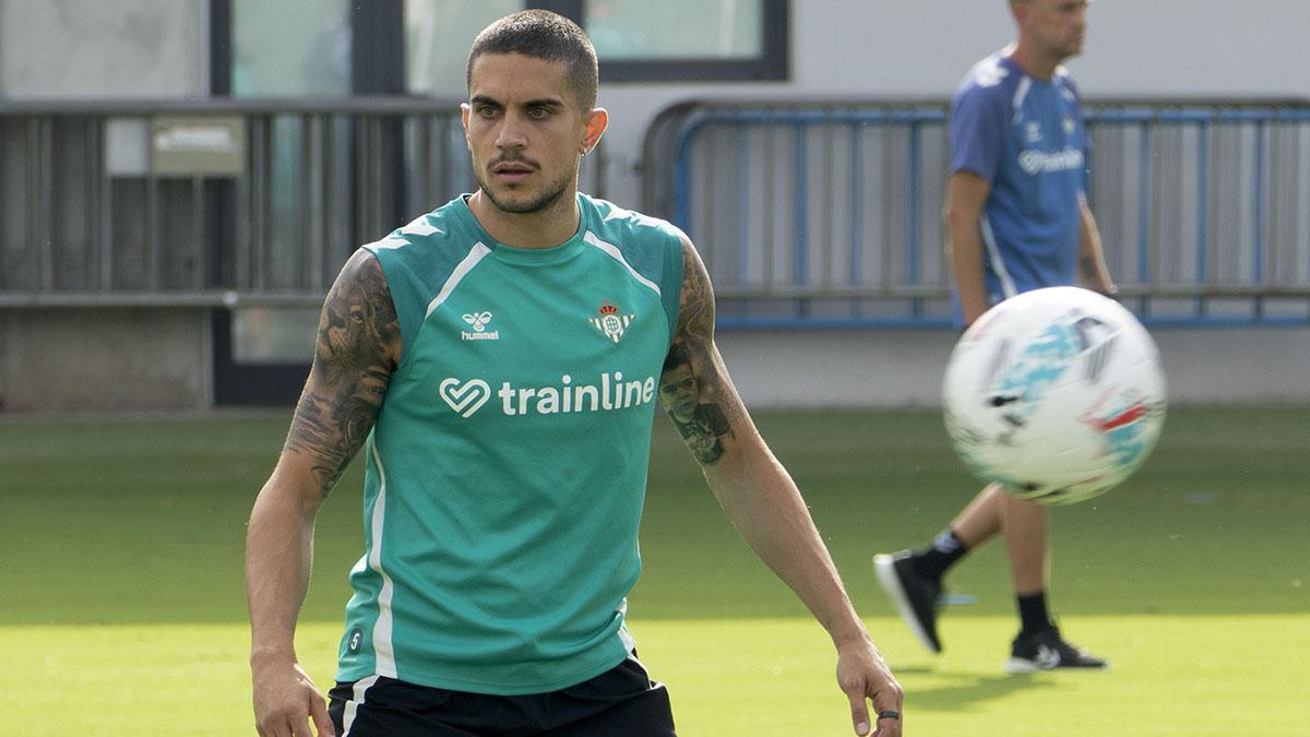 Marc Bartra, durante el entreno del Betis