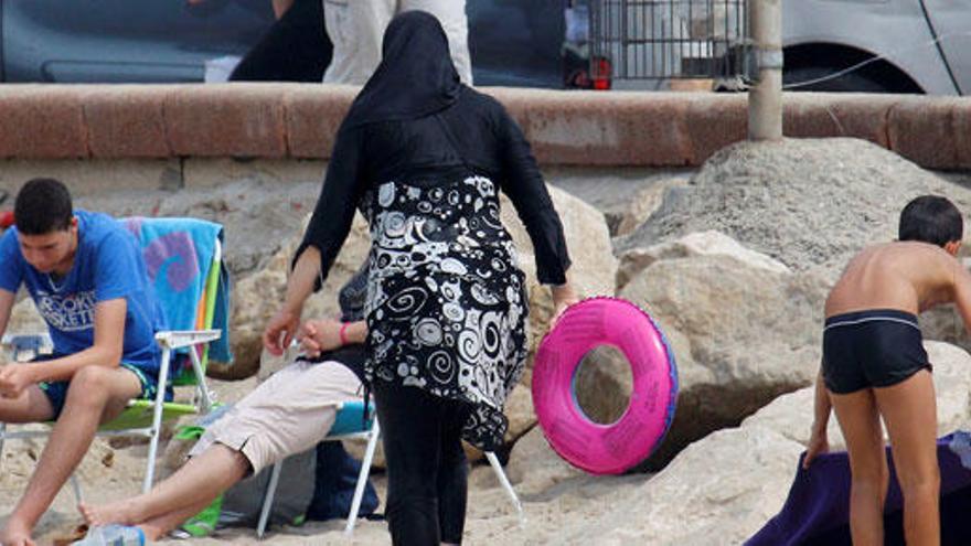 Una mujer en burkini en una playa de Marsella.