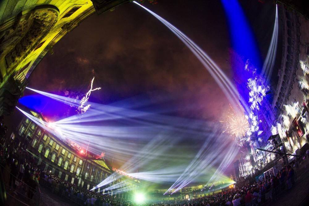 El espectáculo combinó los tradicionales fuegos artificiales con una proyección 3D y teatro en el entorno de la catedral de Santiago de Compostela