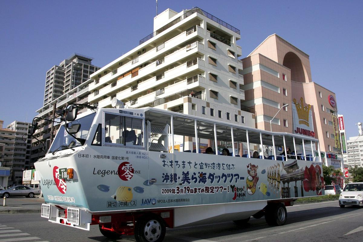 Un autobús anfibio circula por las calles de Ginowan, en la isla de Okinawa (Japón),