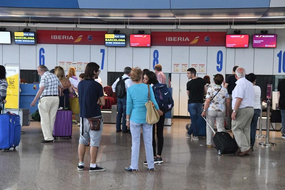 La compañía aérea celebra los tres millones de pasajeros en Alvedro, donde se instaló 2009.