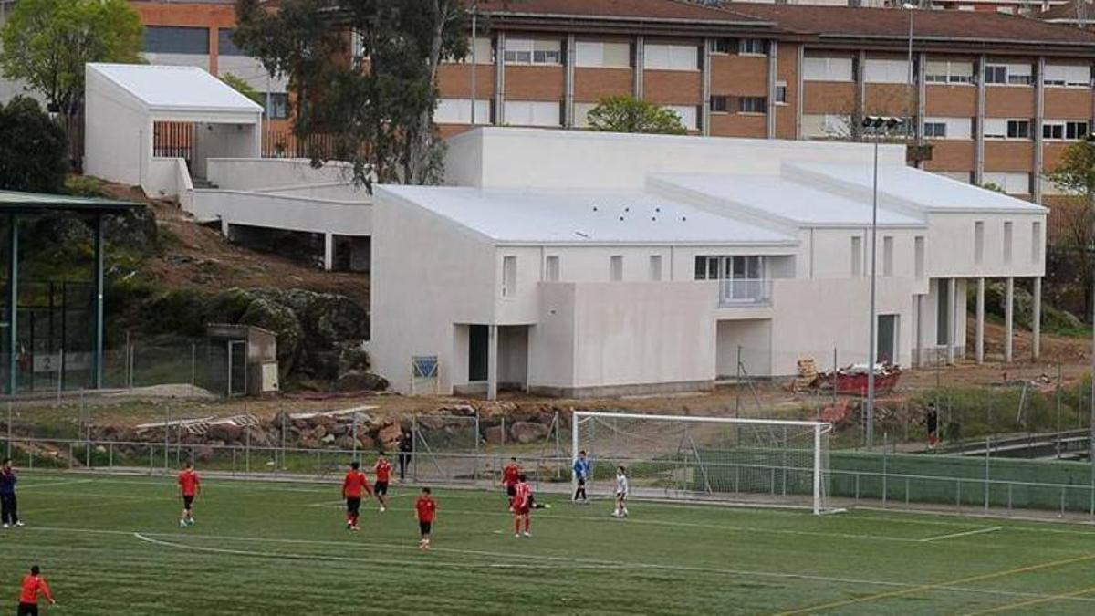 Cortes de agua en la ciudad deportiva de Plasencia, este miércoles 22 de abril.