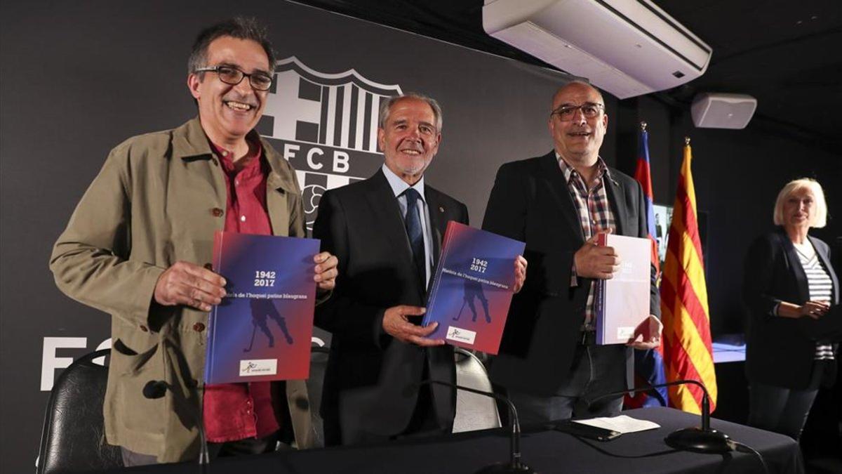 Carles Gallén, autor de la obra, junto a Ramon Pons, presidente de la Associació de Veterans y el directivo Jordi Argemí