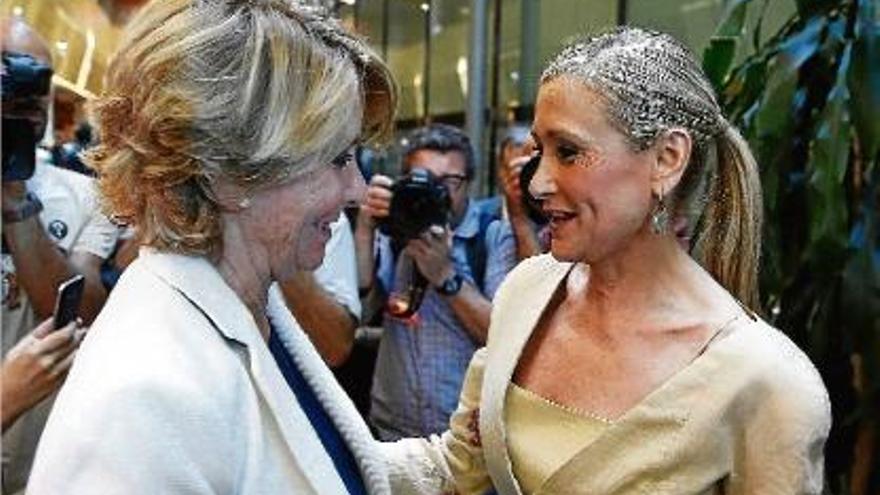 Cifuentes i Esperanza Aguirre se saluden després del discurs d&#039;investidura de la candidata del PP.