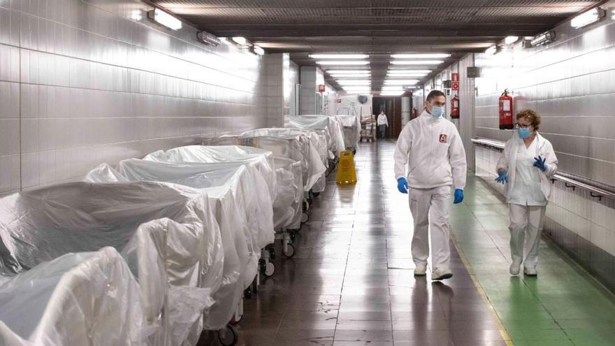 Dos sanitarios en el pasillo que une el pabellón del hospital general Virgen de la Arrixaca de Murcia y el pabellón infantil.