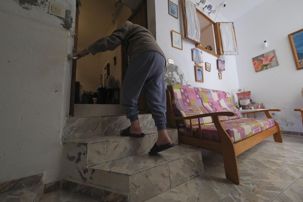 Antonio Rodríguez sube las escaleras en su casa del Risco de San Nicolás.