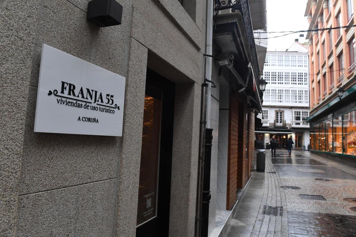 Edificio con viviendas de uso turístico en el centro de A Coruña.