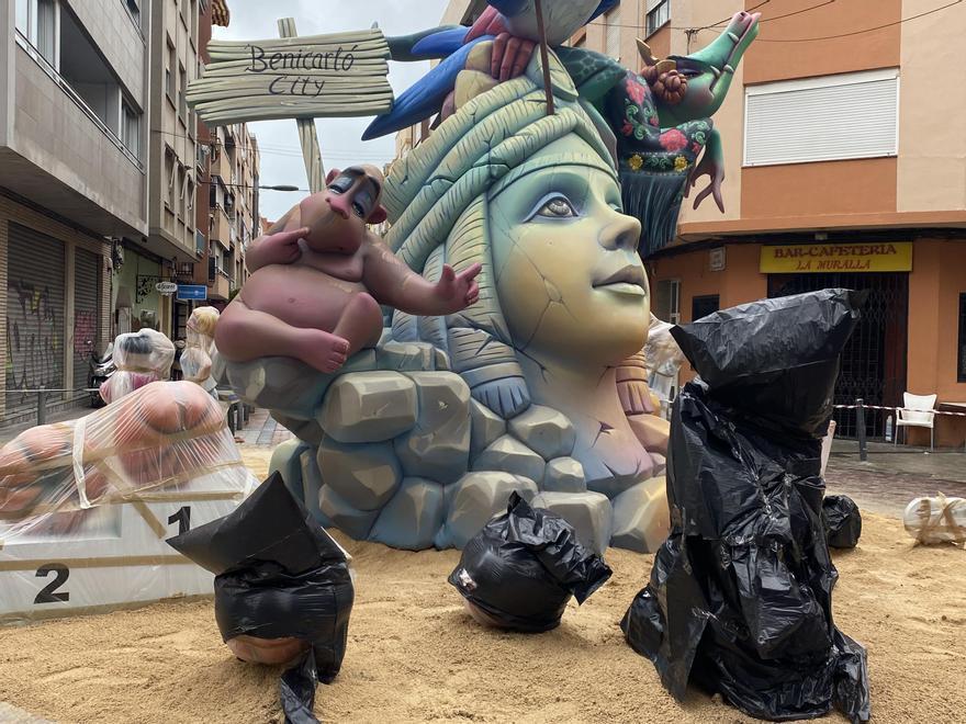 Otra falla de Benicarló, protegida con sacos, lonas y plásticos.